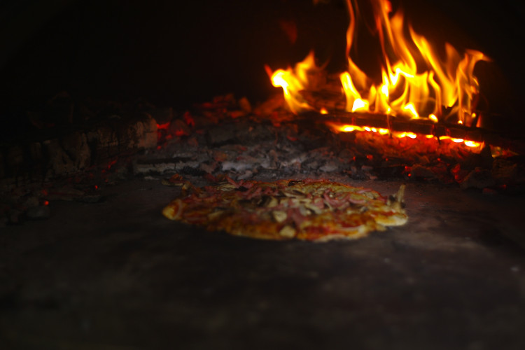 Een pizza in de houtoven