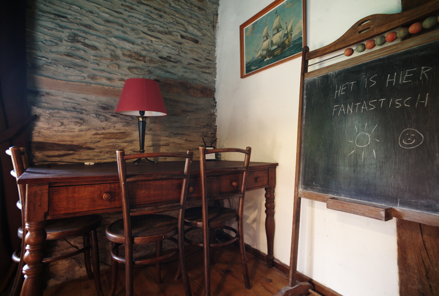 L'intérieur du gîte et le tableau de bienvenue